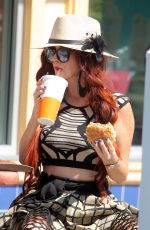 OHOEBE PRICE Enjoying a Lunch Outside McDonalds in Los Angeles 09/25/2015