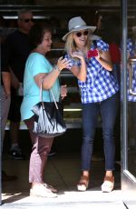 REESE WITHERSPOON at Belwood Bakery in Brentwood 09/03/2015