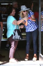 REESE WITHERSPOON at Belwood Bakery in Brentwood 09/03/2015