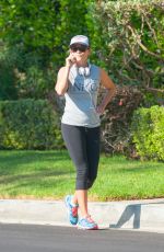 REESE WITHERSPOON Exercises in Los Angeles 08/28/2015