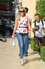REESE WITHERSPOON Out and About in Beverly Hills 09/01/2015