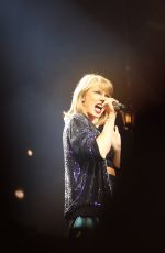TAYLOR SWIFT Perfomrs at 1989 Tour in Colombus 09/18/2015
