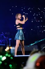 TAYLOR SWIFT Perfomrs at 1989 Tour in Colombus 09/18/2015