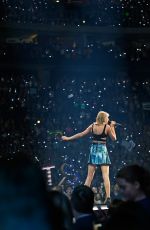 TAYLOR SWIFT Perfomrs at 1989 Tour in Colombus 09/18/2015