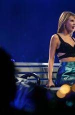 TAYLOR SWIFT Perfomrs at 1989 Tour in Colombus 09/18/2015
