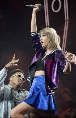 TAYLOR SWIFT Perfomrs at 1989 Tour in Colombus 09/18/2015