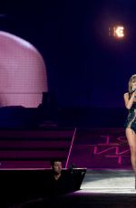TAYLOR SWIFT Perfomrs at 1989 Tour in Colombus 09/18/2015