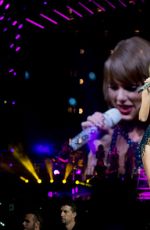 TAYLOR SWIFT Perfomrs at 1989 Tour in Colombus 09/18/2015
