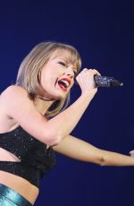 TAYLOR SWIFT Perfomrs at 1989 Tour in Colombus 09/18/2015