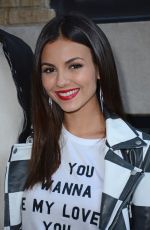 VICTORIA JUSTICE Promotes No Kiss List at Apple Store in Soho 09/16/2015