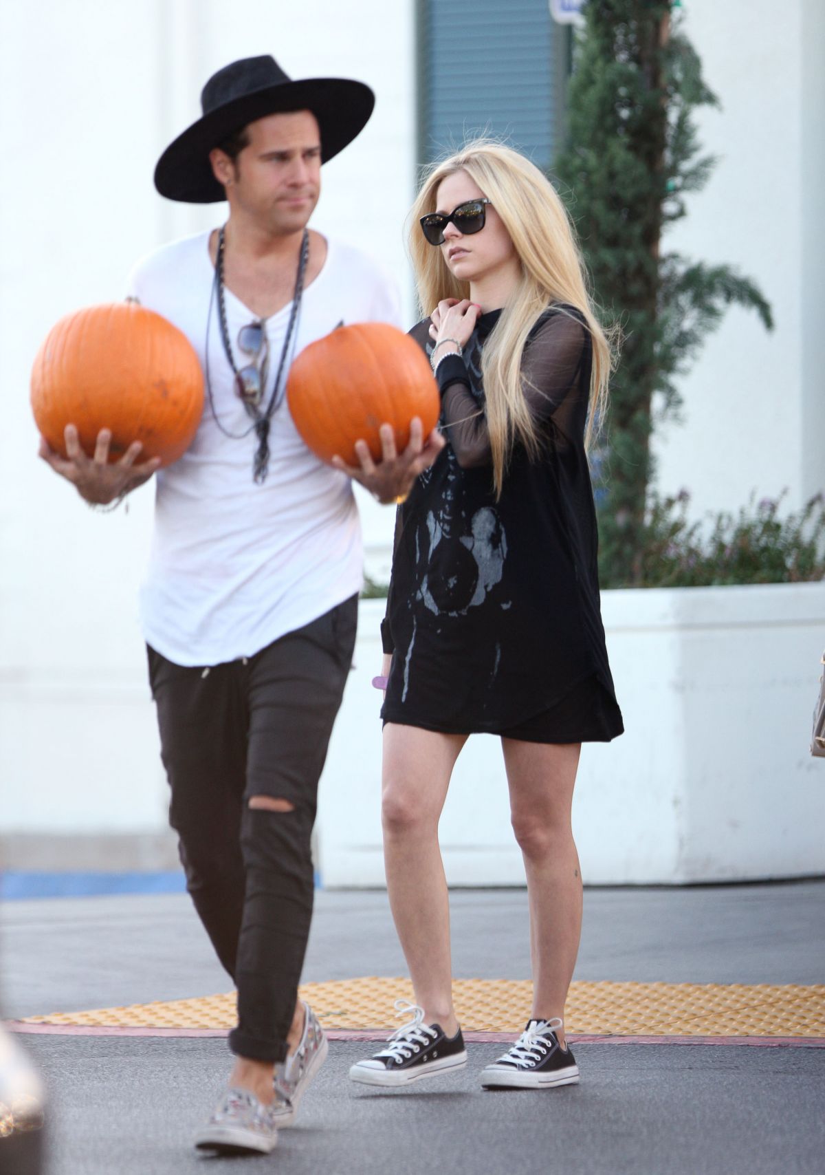 AVRIL LAVIGNE Shopping a Pumpkin in Beverly Hills 10/22/2015 – HawtCelebs