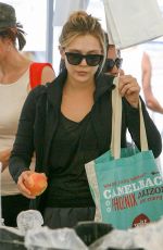 ELIZABETH OLSEN Shopping at Farmers