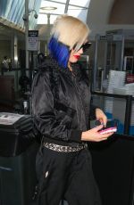 GWEN STEFANI Arrives at Los Angeles International Airport 10/18/2015