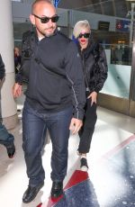 GWEN STEFANI Arrives at Los Angeles International Airport 10/18/2015
