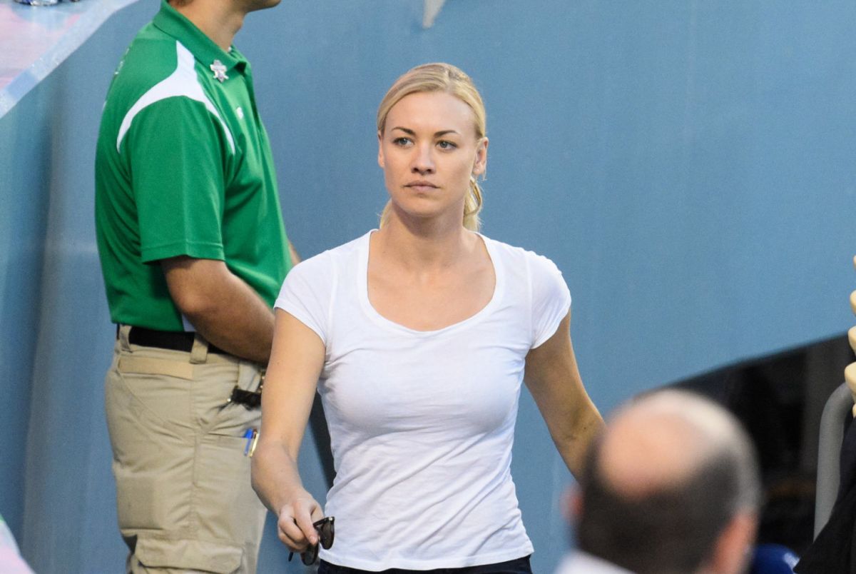 yvonne-strahovski-at-dodgers-v-mets-game-in-los-angeles-10-15-2015