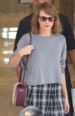 TAYLOR SWIFT at Neiman Marcus Department Store in Beverly Hills 30/10/2015