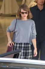 TAYLOR SWIFT at Neiman Marcus Department Store in Beverly Hills 30/10/2015