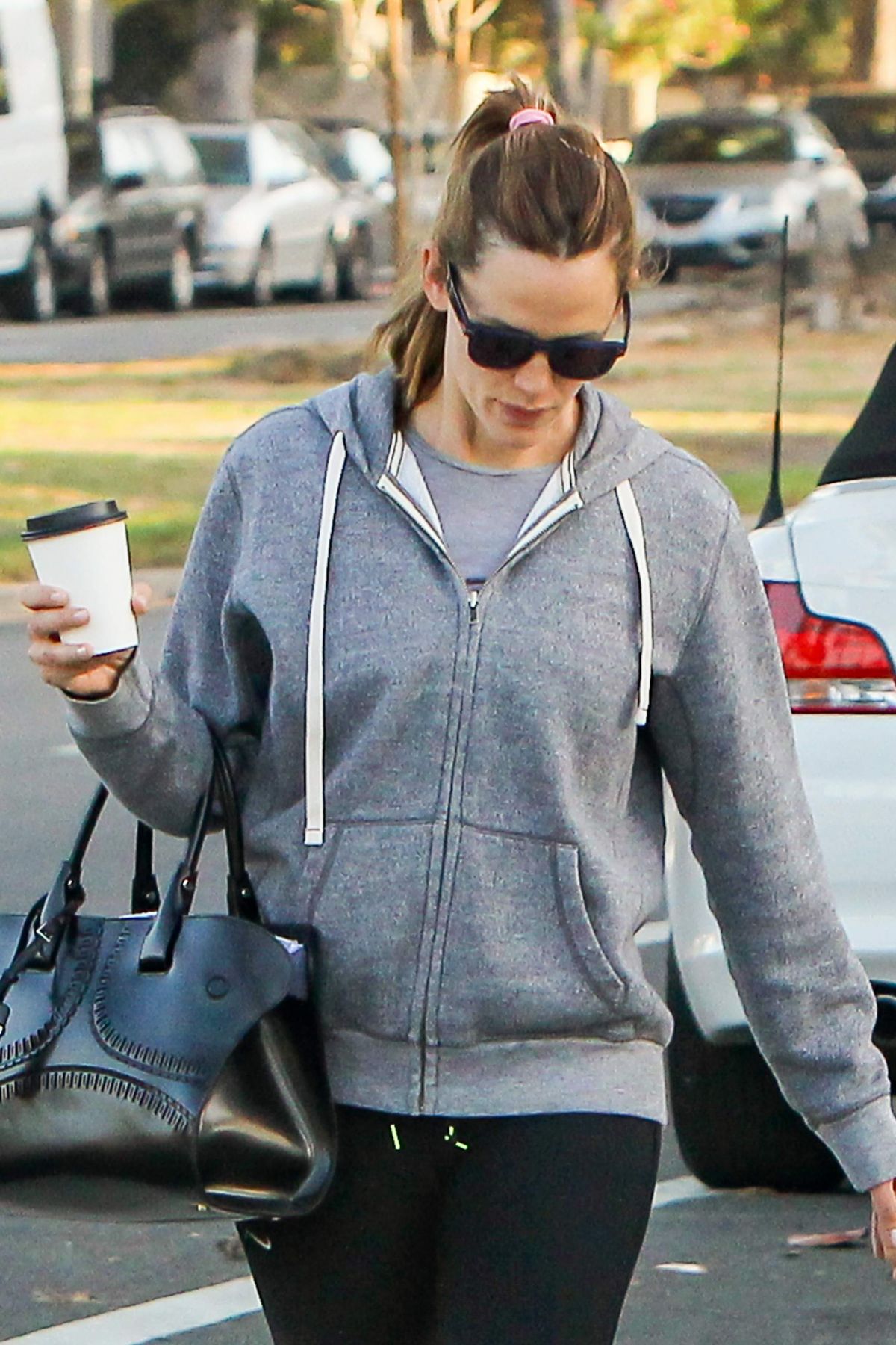 JENNIFER GARNER Leaves a Yoga Class in Brentwood 10/23/2015 JENNIFER GARNER Leaves a Yoga Class in Brentwood 10/23/2015
