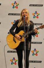 JEWEL KILCHER Performs at Mall of America in Bloomington 10/05/2015