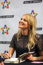 JEWEL KILCHER Performs at Mall of America in Bloomington 10/05/2015