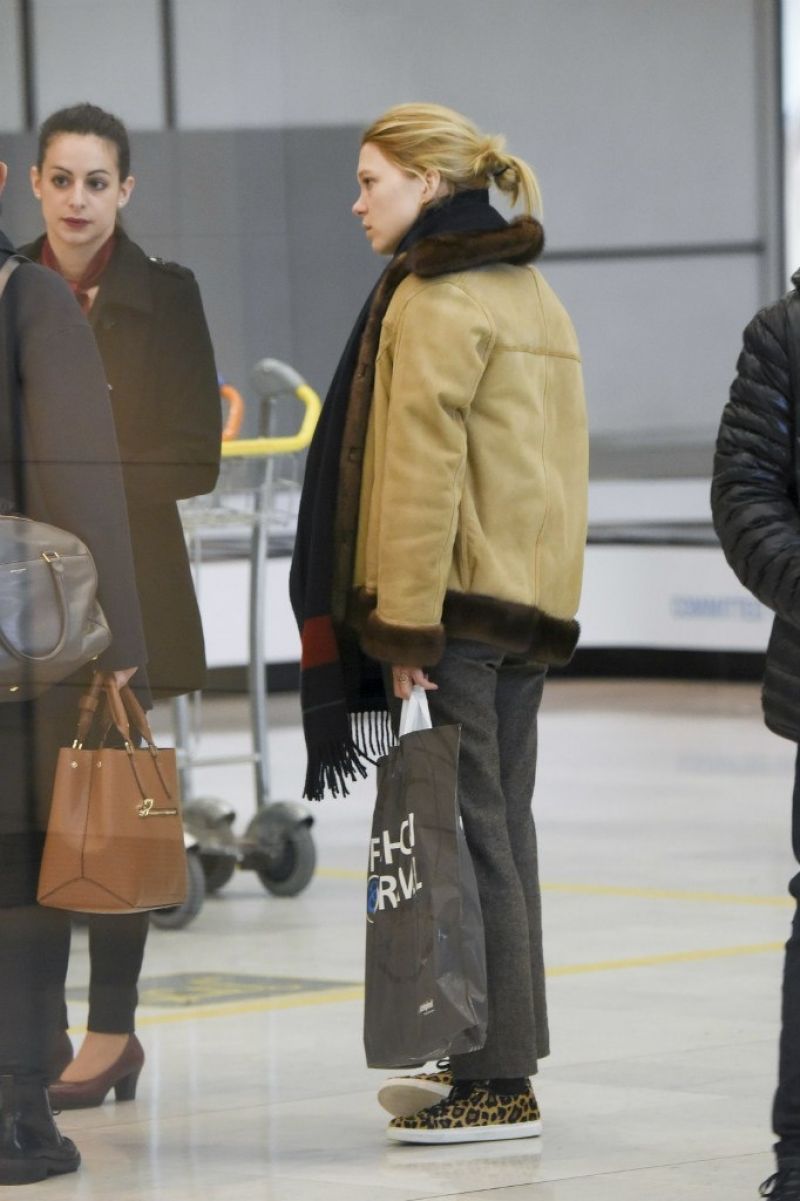 Lea Seydoux  Celebrity airport style, Celebrity style jeans, Lea seydoux  style