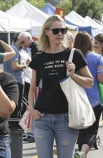 LESLIE BIBB Out Shopping at Farmers Market in Studio City 10/18/2015