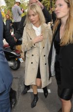 MICHELLE WILLIAMS at Louis Vuitton Fashion Show at Paris Fashion Week 10/07/2015