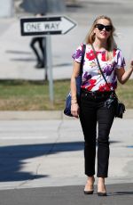REESE WITHERSPOON Out and About in Los Angeles 10/08/2015
