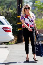 REESE WITHERSPOON Out and About in Los Angeles 10/08/2015