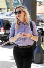 REESE WITHERSPOON Out Shopping for Magazines in Los Angeles 10/07/2015