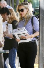 REESE WITHERSPOON Out Shopping for Magazines in Los Angeles 10/07/2015
