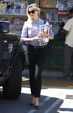 REESE WITHERSPOON Out Shopping for Magazines in Los Angeles 10/07/2015