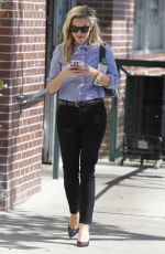 REESE WITHERSPOON Out Shopping for Magazines in Los Angeles 10/07/2015