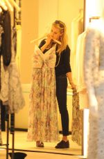 REESE WITHERSPOON Shopping at Zimmerman