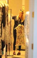 REESE WITHERSPOON Shopping at Zimmerman