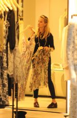 REESE WITHERSPOON Shopping at Zimmerman