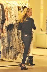 REESE WITHERSPOON Shopping at Zimmerman