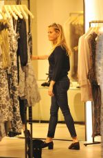 REESE WITHERSPOON Shopping at Zimmerman