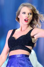 TAYLOR SWIFT and ELLIOE GOULDING Performs at The 1989 World Tour in Arlington 10/17/2015