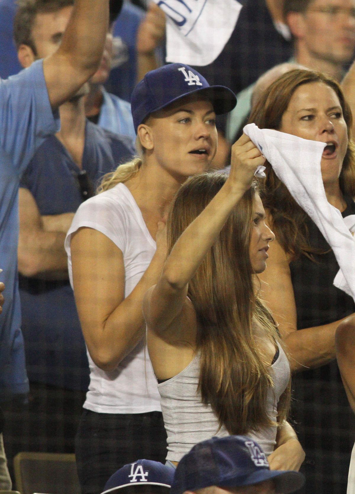 yvonne-strahovski-at-dodgers-v-mets-game-in-los-angeles-10-15-2015