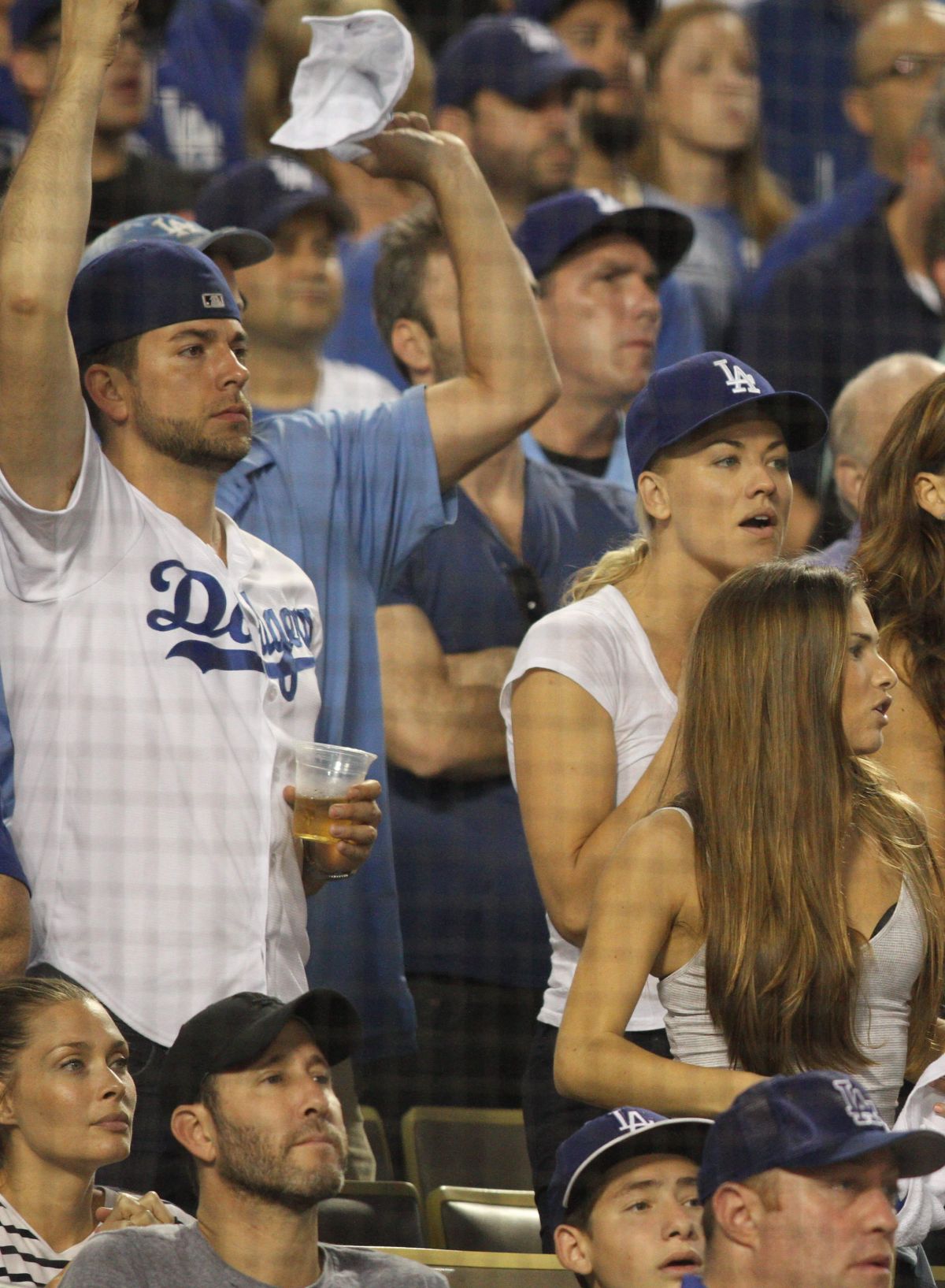 yvonne-strahovski-at-dodgers-v-mets-game-in-los-angeles-10-15-2015