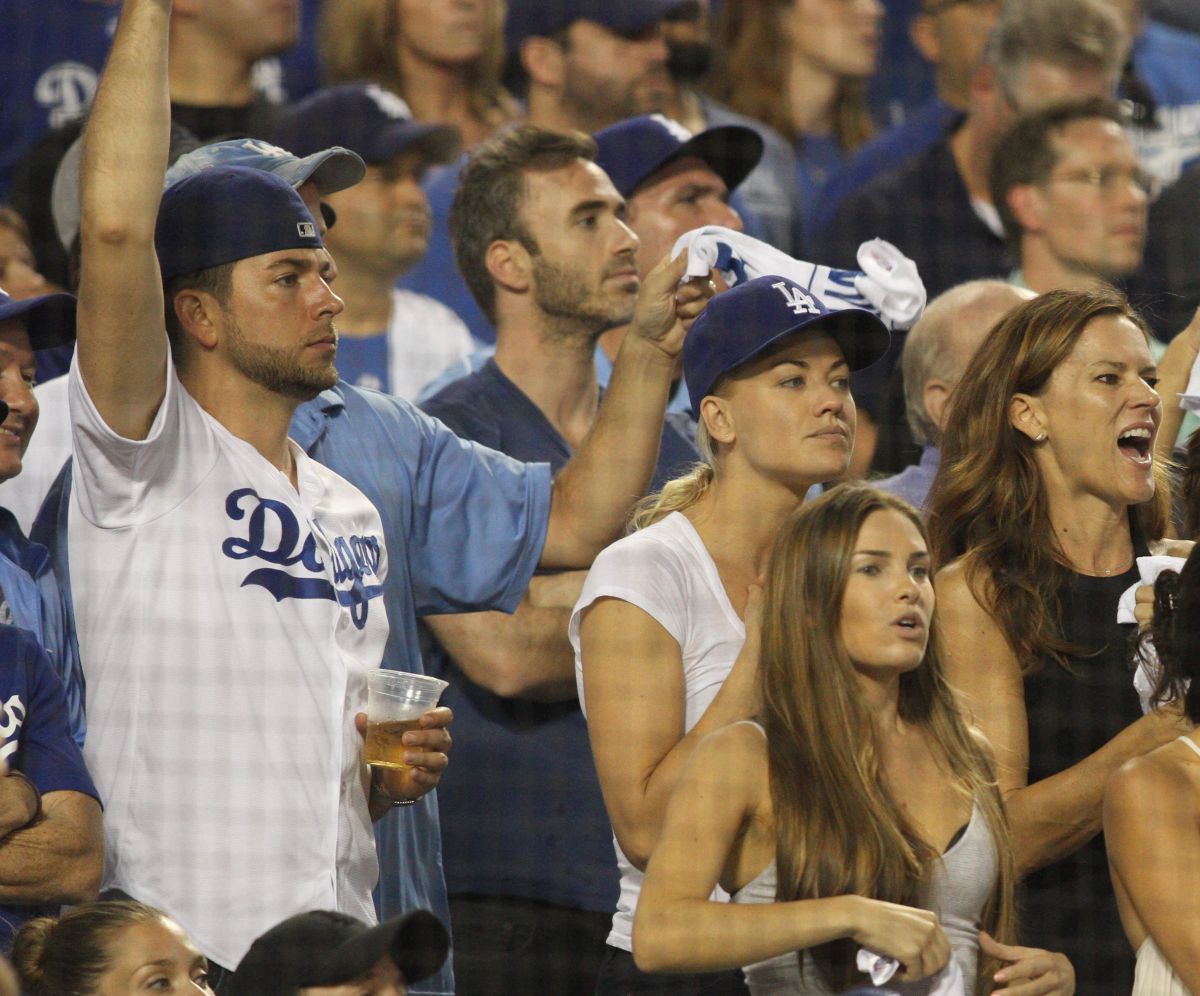 yvonne-strahovski-at-dodgers-v-mets-game-in-los-angeles-10-15-2015