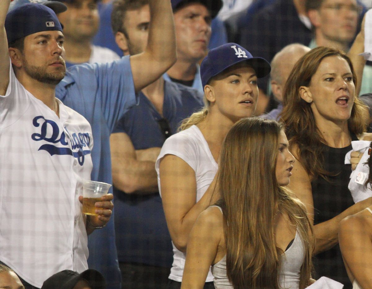 yvonne-strahovski-at-dodgers-v-mets-game-in-los-angeles-10-15-2015