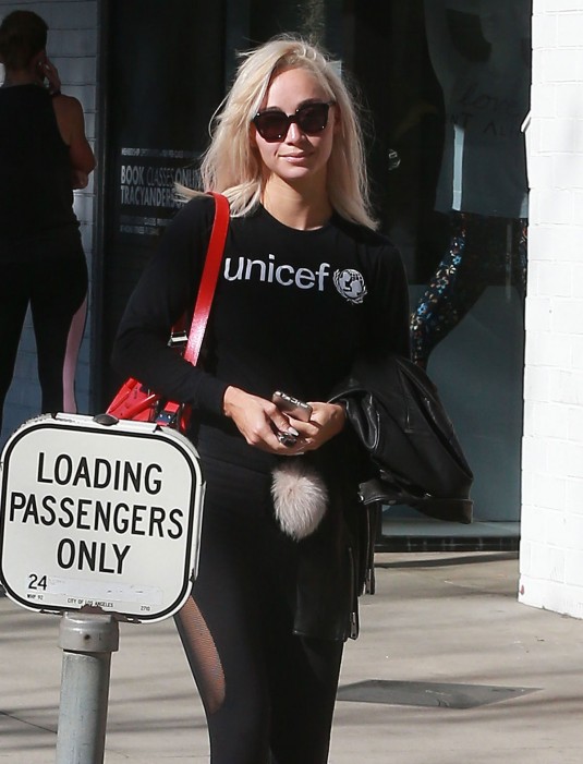 CARA-SANTANA-Leaves-Tracy-Anderson-Studios-10