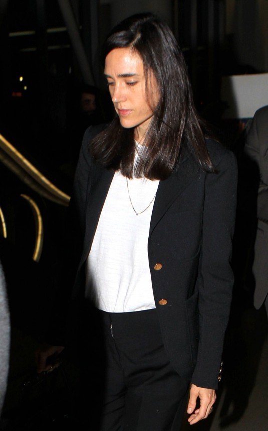 JENNIFER-CONNELLY-at-Los-Angeles-International-Airport--7