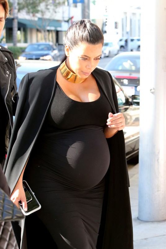 KIM-KARDASHIAN-at-Chin-Chin-Restaurant-28