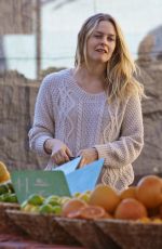 ALICIA SILVERSTONE Shopping at Farmers Market in Studio City 11/08/2015