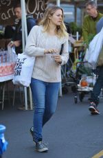 ALICIA SILVERSTONE Shopping at Farmers Market in Studio City 11/08/2015