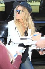 CARMEN ELECTRA Arrives at Los Angeles International Airport 11/04/2015