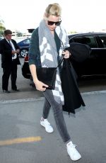 ELIZABETH BANKS at Los Angeles Intenational Airport 11/08/2015